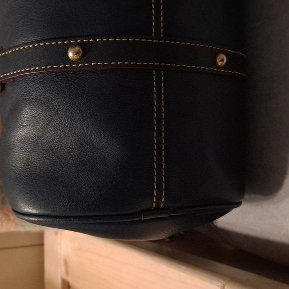 Dooney and Bourke medium/large satchel in Navy Florentine leather - Picture 5 of 8
